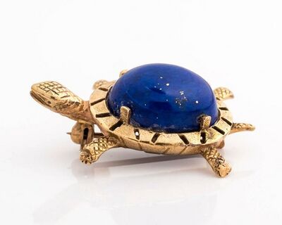 Eine goldene Schildkrötenbrosche mit Saphirpanzer für besondere Anlässe. Geschenk der Paten-Snobs anlässlich Seamus' Konvertierung.